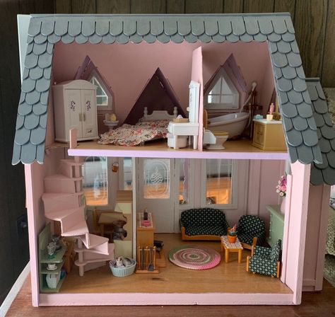 Lps Houses, Pink Dollhouse, Room Box Miniatures, Hello Kitty Toys, Doll House Plans, Casas The Sims 4, Dollhouse Ideas, Cardboard House, Dolls House Interiors