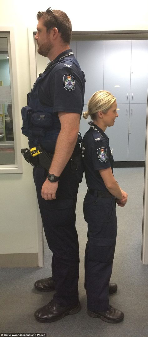 Queensland police officers prove height is no barrier for the force. #dailymail Funny Poses, 밈 유머, Tall People, Short People, 웃긴 사진, Police Officers, Cairns, Zootopia, Funny Love