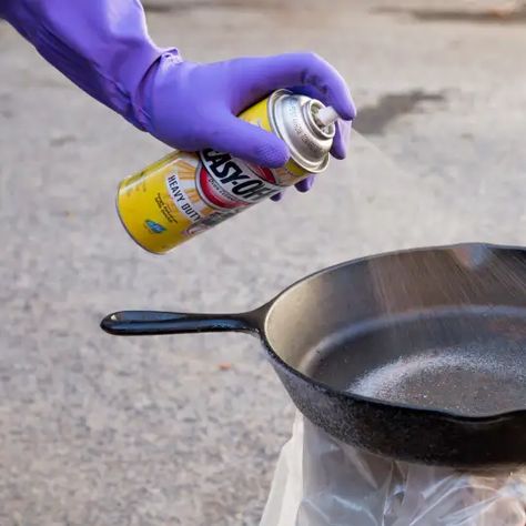 Cleaning Rusty Cast Iron, Reseason Cast Iron, Rusty Cast Iron Skillet, Cleaning Cast Iron Pans, Utility Ideas, Restore Cast Iron, Cleaning Cast Iron Skillet, Iron Cleaning, Seasoned Cast Iron Pan