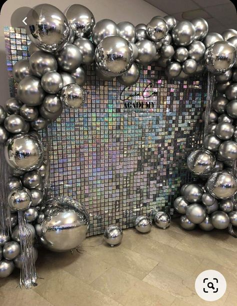 Silver Chrome Balloons Decorations, Shiny Decorations Party, Silver Shimmer Wall With Balloons, Chrome Birthday Party, Birthday Party Inspo Decoration, Silver Party Decorations Ideas, Disco Silver Party, Disco Party Balloons, Birthday Silver Decoration