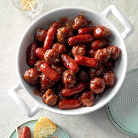 Cranberry Meatballs and Sausage One Bite Appetizers, Cranberry Meatballs, Chili Sauce Recipe, Leftover Cranberry Sauce, How To Cook Meatballs, Holiday Snacks, Appetizer Bites, Holiday Appetizers, Smoked Sausage