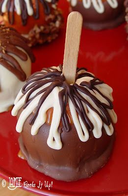 Apples Dipped In Chocolate, Apple Dapple, Dipped Apples, Covered Apples, Chocolate Caramel Apples, Candied Apples, Gourmet Caramel Apples, Candy Apple Recipe, Chocolate Covered Apples