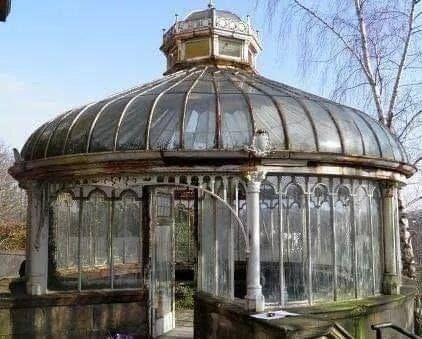 𝐕𝐢𝐜𝐭𝐨𝐫𝐢𝐚𝐧 𝐇𝐨𝐮𝐬𝐞𝐬 on Twitter: "Abandoned victorian era greenhouse… " Victorian Greenhouse, Abandoned Mansions, Old Building, Abandoned Buildings, Abandoned Houses, Glass House, Beautiful Architecture, Beautiful Buildings, Garden Shed