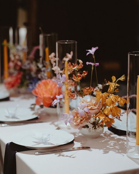 Kumiko & Tausif’s Ikebana-style flower arrangements created by Britlyn Simone Floral still have us swooning! The Japanese floral designs, chosen to represent the bride’s Japanese background, also included hand-folded origami paper cranes. The groom’s Bagladeshi background was reflected in the color palette of pinks and oranges to represent décor often worn by Bengladeshi brides. The couple also paid homage to their current home in Hawaii with Hawaiian florals on their cake topper and Hawai... Ikebana Table Setting, Japanese Inspired Wedding Decor, Japanese Wedding Flowers, Japanese Wedding Aesthetic, Ikebana Flower Arrangement Wedding, Japanese Wedding Table, Ikebana Wedding Centerpieces, Japanese Wedding Decor, Japanese Mood Board