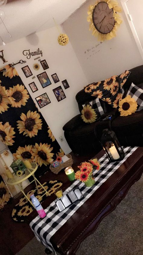 Sunflower Living Room Decor Grey And Sunflower Living Room, Sunflower Theme Living Room, Sunflower Decorations Home Living Room, Sunflower Room Decor Ideas, Sunflower Living Room Ideas, Sunflower House Decor, Sunflower Living Room Decor, Sunflower Bedroom Ideas, Diy Sunflower Decor