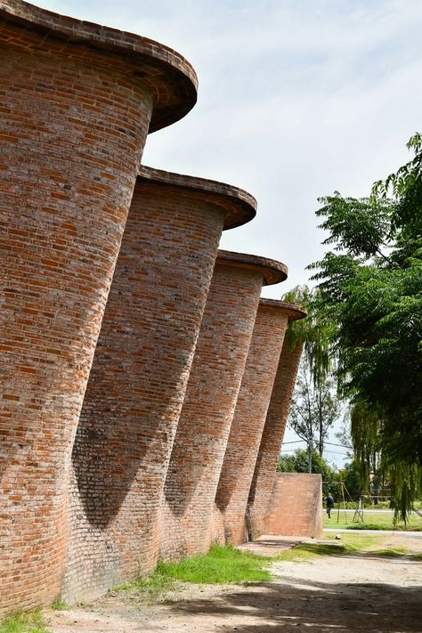 Gallery of The Intricate, Undulating Brickwork at Eladio Dieste's Cristo Obrero Church in Uruguay - 4 Masonry Architecture, Brick Arch, Unusual Buildings, Brick Architecture, Curved Walls, American Architecture, Green Architecture, Brick Facade, Unique Buildings