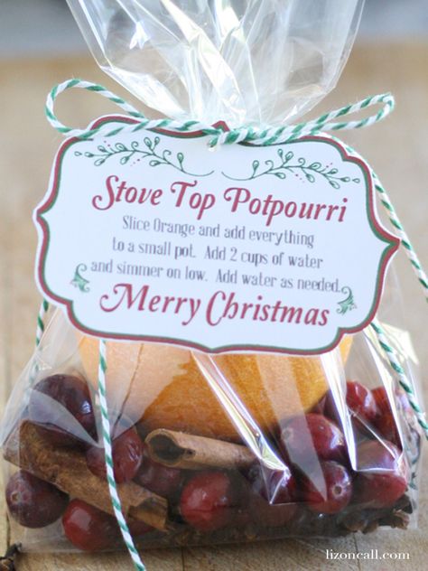 Stove Top Potpourri recipe with free printable.  Perfect Christmas gift for neighbors. - lizoncall.com Potpourri Recipe, Stove Top Potpourri, Potpourri Recipes, Christmas Neighbor, Neighbor Christmas Gifts, Stovetop Potpourri, Neighbor Gifts, Homemade Christmas Gifts, Printable Tags