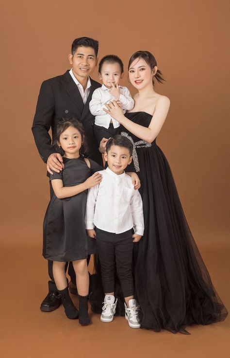 Glam Family Photoshoot, Family Photo Studio, Family Potrait, Family Studio Photography, Family Photoshoot Poses, Family Portrait Poses, Wedding Photoshoot Props, Family Photo Outfits, Family Posing