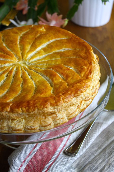 A delicious treat for Three Kings' Day: a galette des rois filled with frangipane, a cream made with almonds. Click for the recipe #enrilemoine #byenrilemoine #galettedesroisrecipe #kingscakerecipe  via @enrilemoine Three Kings Cake Recipe, French King Cake Recipe, Three Kings Cake, French Galette, Kings Cake, Galette Des Rois Recipe, King Cake Recipe, Puff Pastry Tart, Pastry Tart