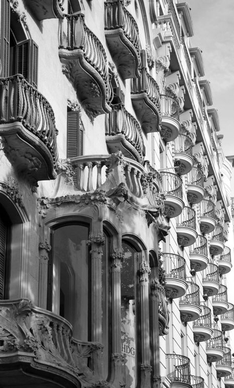 Gaudi in black and white Barcelona Black And White, Spain Black And White, Spain Aesthetics, Black And White Inspiration, Cathedral Art, Barcelona Photography, Barcelona Architecture, Spain Aesthetic, White Inspiration