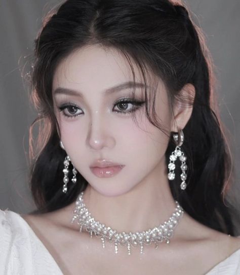 Asian Stage Makeup, Grad Makeup Asian, Make Up Looks Douyin, 3ce Makeup Look, Prom Korean Makeup, Royal Makeup Looks Princess, Dark Asian Makeup Looks, Japanese Wedding Makeup, Debut Make Up Look