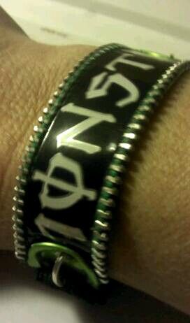 Bracelet made out of monster energy can, tabs and zipper Can Tab Accessories, Monster Can Monster, Monster Can Jewelry, Monster Energy Bracelet, Monster Energy Accessories, How To Make Mini Monster Cans, Monster Energy Can Diy, Monster Energy Jewelry, Monster Tab Heart