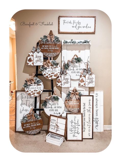 Sign Booth Display Ideas, Wood Sign Booth Display, Sign Display Craft Show Booth Ideas, Door Hanger Vendor Booth Display, Wood Sign Display Craft Fairs, Sign Display Craft Show, Vendor Show Display, Craft Fair Display Table, Booths Ideas