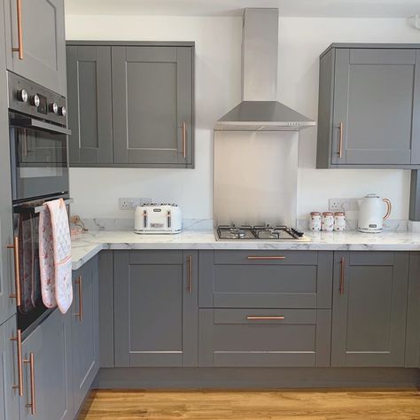 Howdens on Instagram: “Dark grey cabinets + copper accents = perfection 👌 Thank you @serafinaalice for sharing your beautiful kitchen.  Kitchen Featured: Fairford…” Dark Grey Cabinets, Grey Kitchen Inspiration, Dark Grey Kitchen Cabinets, Rose Gold Kitchen, Grey Kitchen Designs, Kitchen Dining Living, Copper Accents, Dark Kitchen Cabinets, Grey Kitchen Cabinets