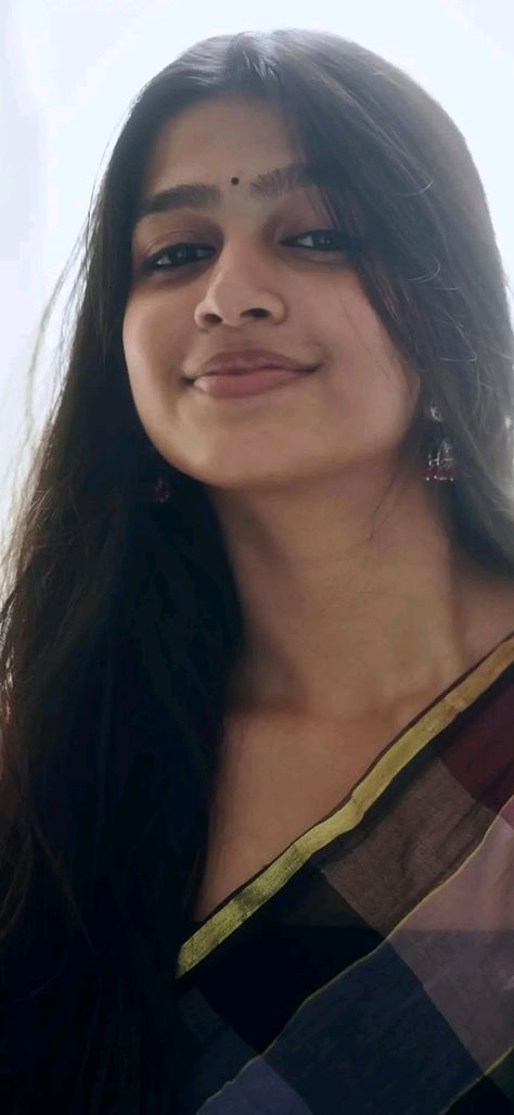 Ananthika Sanilkumar Wallpaper, Pencil Art Reference, Indian Woman Aesthetic, Natural Beauty Face, Tamil Girls, Best Photo Background, Samantha Photos, Indian Celebrity, Colored Pencil Art