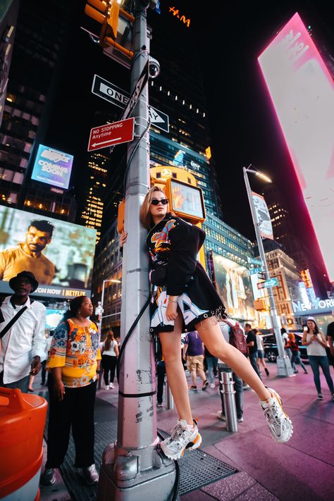 Girl on Times Square New York Picture Ideas, Nyc Photoshoot Ideas, New York Photo Ideas, Nyc Photo Ideas, Nyc Pics, New York City Pictures, Nyc Photoshoot, Photo New York, New York City Vacation