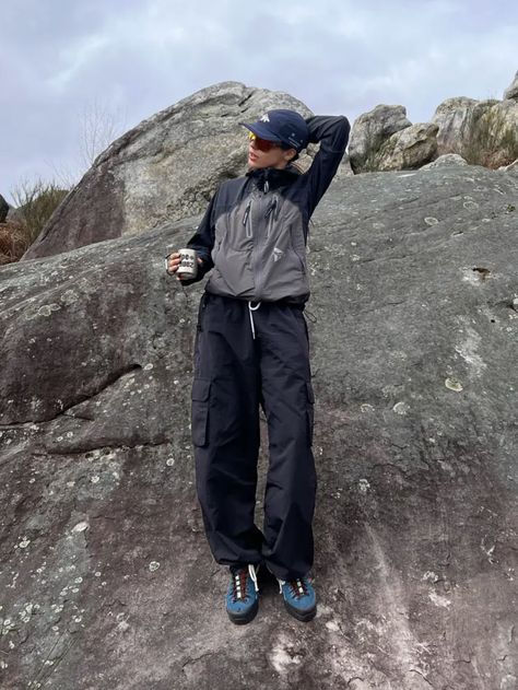 Gorpcore Hiking Outfit, North Face Shoes Outfit, Japanese Hiking Outfit, Mountain Shoes Outfit, Hiking Core Outfits, Pnw Outfit Aesthetic, Hiking Fits Winter, Hike Outfit Winter, Gorpcore Outfits Women