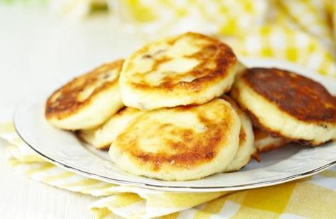 Nyttiga kesoplättar går snabbt att svänga ihop. Kesoplättar görs utan mjöl och är fullproppade med protein – perfekt mellanmål för dig som tränar! Healthy Afternoon Snacks, Cottage Cheese Pancakes, Vegetarian Meal Plan, Cheese Pancakes, Baby Finger Foods, Vegetarian Recipes Easy, Easy Vegetarian, Pancake Recipe, Cottage Cheese