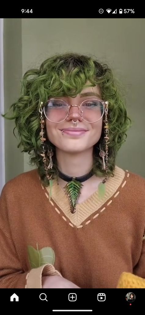 Green Aesthetic Person, Cool Unique Hairstyles, Green And Black Curly Hair, Goblin Core Hairstyles, Cottage Core Hairstyles Short, Brown Hair Green Highlights, Curly Hairstyles Dyed, Grunge Hair Color Ideas, Fairy Grunge Hair