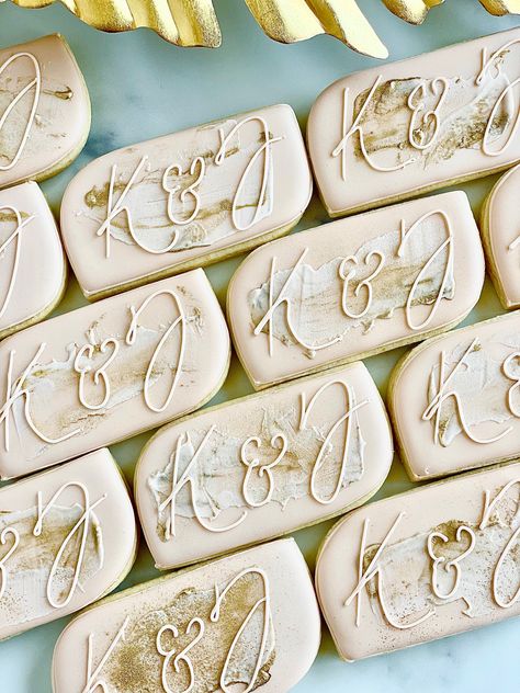 Initial Wedding Cookies, Neutral Wedding Cookies, Just Married Cookies, Winter Wedding Cookies Decorated, Wedding Day Cookies, Sable Prestige, Bach Cookies, Monogrammed Wedding Cookies, Just Engaged Cake