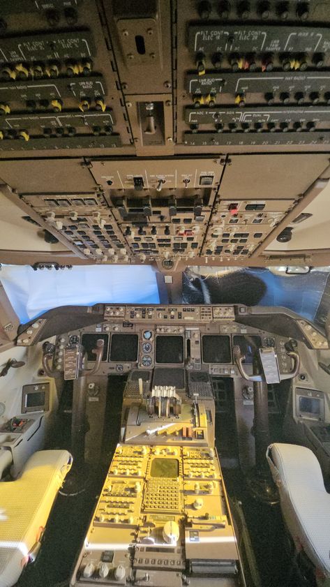 Flight deck of a Boeing 747-400, located at the Delta Flight Museum in Atlanta, GA.  #boeing #flightdeck #atlantaga #airplane #delta #aviationnation #museum #georgia #boeing747 #aviationlove #aviation Atl Airport, Atlanta Museums, Delta Flight, Georgia Atlanta, Boeing 747 400, 747 400, Soccer Funny, Deck Photos, Flight Deck