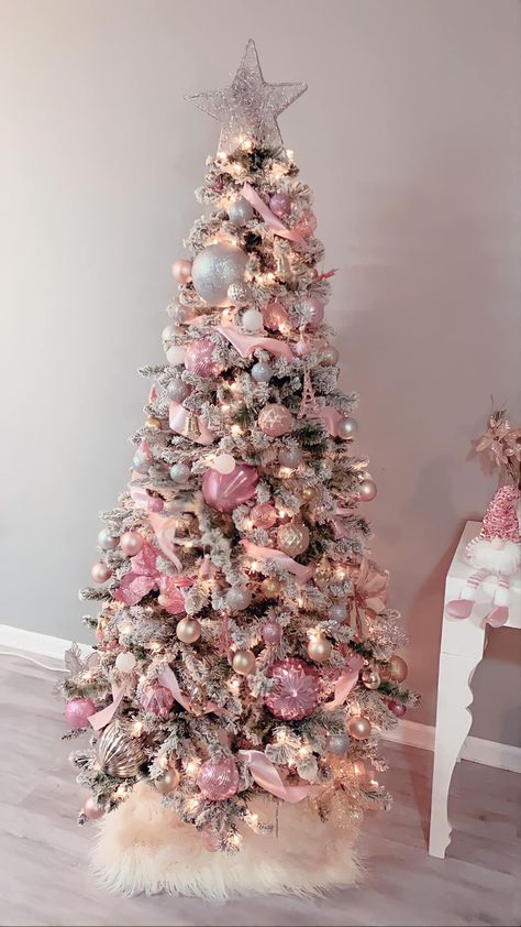 Pink Christmas Decorations Living Room, Pink Christmas Bedroom, Pink Christmas Tree Decorations, Rose Gold Christmas Tree, Christmas Tree Inspo, Christmas Dreaming, Rose Gold Christmas, Pink Xmas, Deco Rose