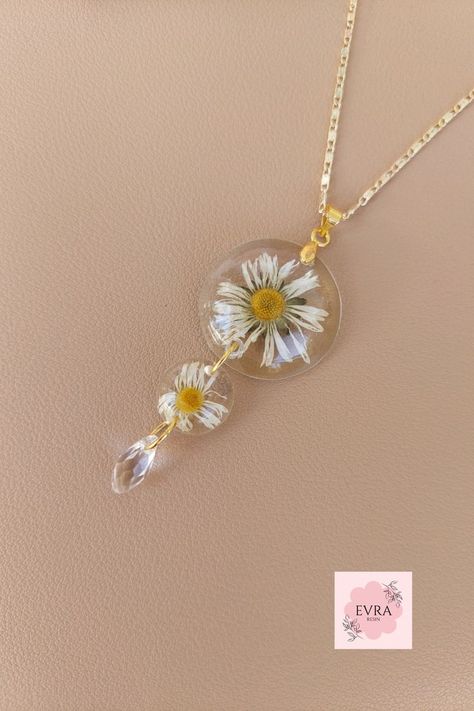 Minimal Real Daisy Resin Necklace Diy Resin Gifts, Diy Resin Phone Case, Resin Pendant Diy, Mustard Seed Jewelry, Flower Necklace Gold, Real Flower Necklace, Dried Flower Jewelry, Flower Resin Jewelry, Feminine Jewelry