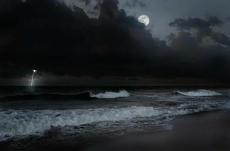 Dark Beach, Ocean Storm, Ocean At Night, Istoria Artei, Laptop Wallpaper Desktop Wallpapers, Beach At Night, Stormy Night, Ocean Wallpaper, Night Aesthetic