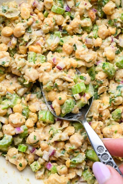 Smashed chickpea salad is the perfect delicious-in-a-hurry recipe for lunch, dinner, picnics, or meal prep. Made with all the traditional flavors of a classic tuna salad, but with chickpeas instead of tuna! Perfect on its own, in lettuce wraps, or for a sandwich. So versatile and ready in less than 20 minutes! Vegan / vegetarian, gluten free, dairy free, nut free, and soy free. Chickpea Salad Recipes Sandwich, Healthy Vegetarian Meal Ideas, Vegetarian Cold Lunches, Cold Vegetarian Lunch Ideas, Vegan Work Lunch, Chickpea Salad Wrap, Vegetarian Lunch Ideas For Work, Chickpea Chicken Salad, Sweet Sandwiches