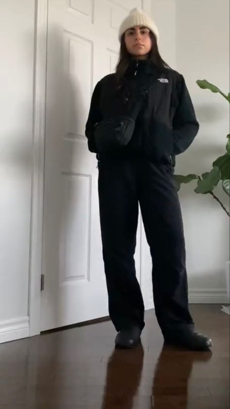 Rainy day outfit, cold weather outfit, winter outfit, practical outfit, gorpcore - @chloemihailo on tiktok Outfits For The Rain Rainy Days, Rainy Day Outfit Cold Weather, Cold Windy Day Outfit, Outfits For Windy Days, Cold Rainy Weather Outfits, Oslo Outfit, Windy Day Outfit, Rainy Weather Outfits, Outfit Cold Weather