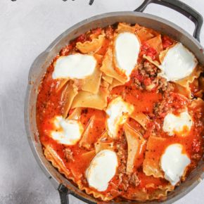 5 Ingredient Skillet Lasagna Recipe - Sweetphi Skillet Lasagna Recipe, Roasted Vegetable Lasagna, Vegetarian Lasagna Recipe, Skillet Lasagna, Skillet Pasta, Veggie Lasagna, Kid Approved Meals, Vegetarian Lasagna, Vegetable Lasagna