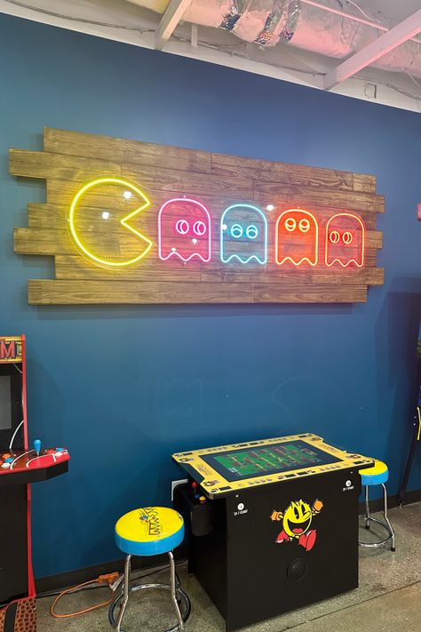 pacman, neon lights Video Juegos Aesthetic, Pacman Aesthetic, Arcade Bedroom, Pacman Wall, Game Room Aesthetic, Bar Arcade, 80s Room Decor, Cafeteria Design, Cave Room