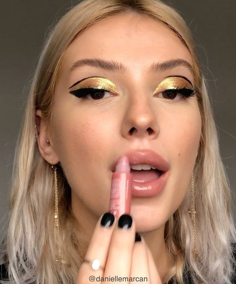 DANIELLE MARCAN on Instagram: “Harry Potter Houses series. Episode 3: Hufflepuff. The Hufflepuff girl loves a tinted moisturiser and a bold eye. Who’s from Hufflepuff…” Contour Maybelline, Hufflepuff Girl, Maybelline Age Rewind, Maybelline Age Rewind Concealer, Harry Potter Makeup, Potters House, Harry Potter Hufflepuff, Bold Eyes, Harry Potter Houses