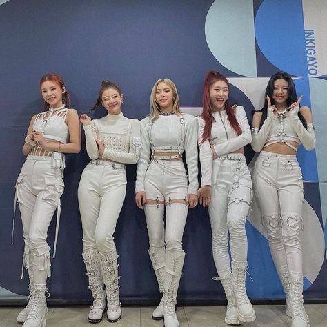 Itzy Shoot, Elegante Casual, Guess Who, Girl Bands, Kpop Outfits, Stage Outfits, Kpop Fashion, White Outfits, Looks Style