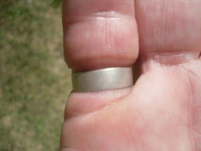 OWWW! How to Remove a Ring That is Stuck on Your Finger Ring Stuck On Finger, Stainless Steel Wedding Bands, Engagement Ring Pictures, Big Engagement Rings, Tungsten Carbide Wedding Bands, Minimal Ring, Wd 40, Tungsten Wedding Rings, Titanium Wedding Band