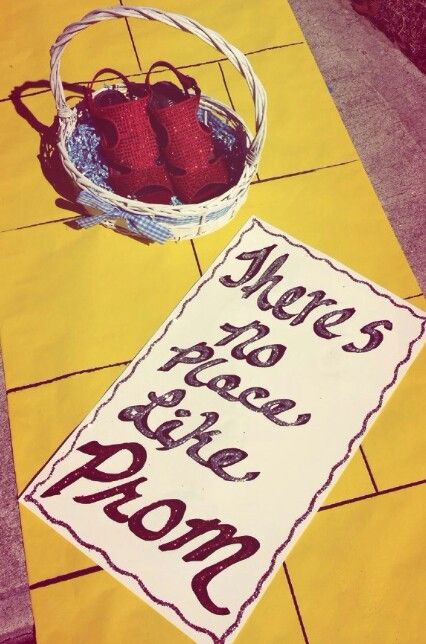 yellow brick road Creative Prom Proposal Ideas, Prom Proposal Ideas, Guys Prom, Prom Invites, Cute Promposals, Cute Prom Proposals, Asking To Prom, Dance Proposal, High School Dance