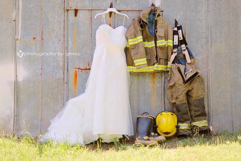 Fire Fighter Themed Wedding Firefighter Wedding Photos, Fireman Wedding, Firefighter Engagement, Photography Wedding Ideas, Themed Wedding Decorations, Firefighter Wedding, Firefighter Love, Dp Photos, Wedding Colours