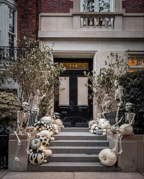 Front Yard Halloween Decorations, Buffet Halloween, Halloween Chic, Elegant Halloween Decor, Classy Halloween Decor, Halloween Decor Diy, Halloween Outside, Classy Halloween, Modern Halloween