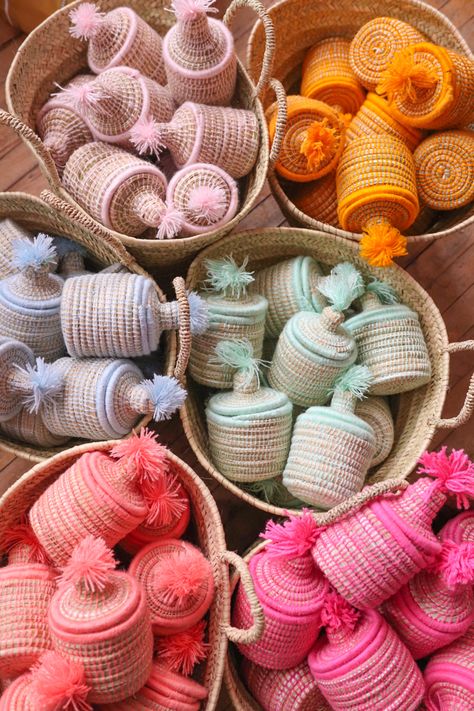 Mini Baskets, Diwali Gift Hampers, Moroccan Basket, Basket Weaving Diy, Colorful Baskets, Mini Basket, Cool Coasters, Personalized Wedding Decor, Themed Gift Baskets