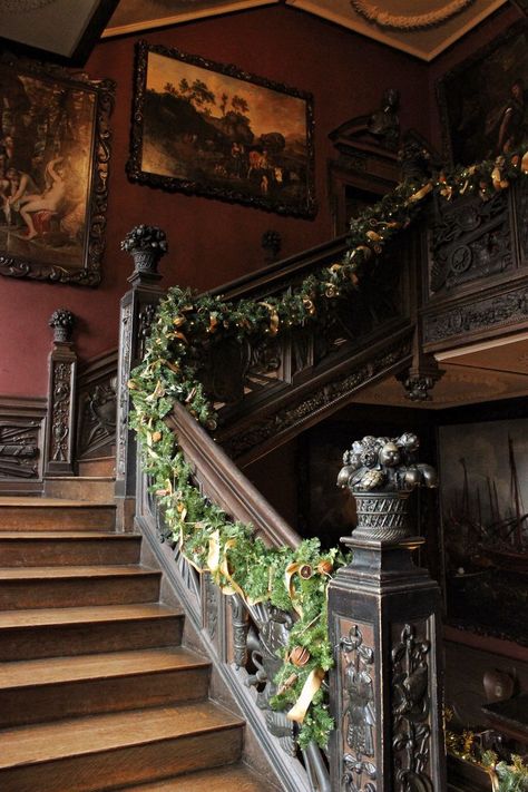 Manor House Christmas, Victorian House Christmas Decorations, Victorian House Christmas, Modern Victorian Farmhouse, Victorian House London, Christmas In The Uk, London 1800, Wedding Stairs, Moody Farmhouse