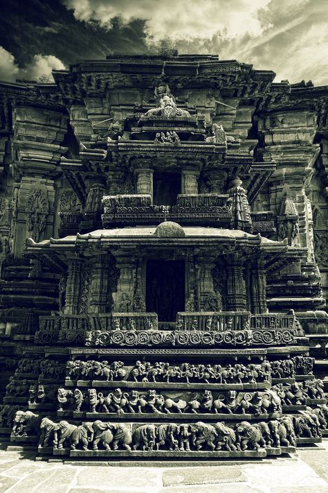 Hoysala Architecture, Mythology Sculpture, Temples Of India, Ajanta Caves, India Travel Places, Temple India, Indian Temple Architecture, India Architecture, Ancient Indian Architecture