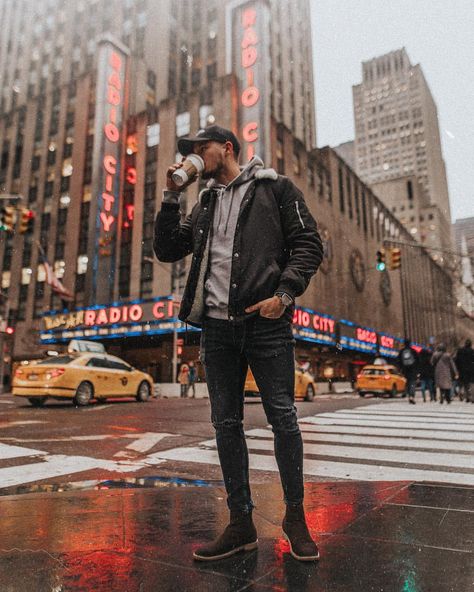 Nyc Outfits Men Winter, New York Portrait Photography, New York Picture Ideas Men, Cute City Pictures, Male City Photoshoot, Time Square Photo Ideas, New York Portraits, Nyc Instagram Pictures, New York Outfit Ideas