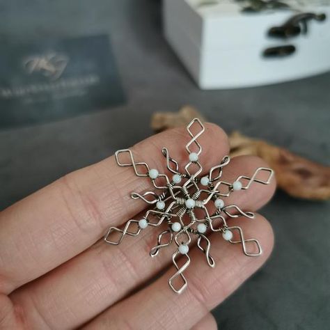 Wire Wrap Snowflake, Wire Wrap Ornaments, Wire Wrapped Snowflake, Wire Wrapped Christmas Jewelry, Christmas Wire Wrapped Jewelry, Wire Snowflake, Copper Wire Art, Snowflake Jewelry, Wire Ornaments