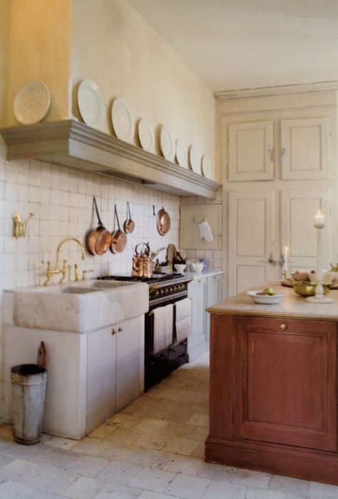 LOVE the cabinets on the right with antique hardware Kabinet Dapur, French Kitchen, Kitchen Space, Cheap Home Decor, Country Kitchen, Dream Kitchen, A Kitchen, Kitchen Inspirations, New Kitchen