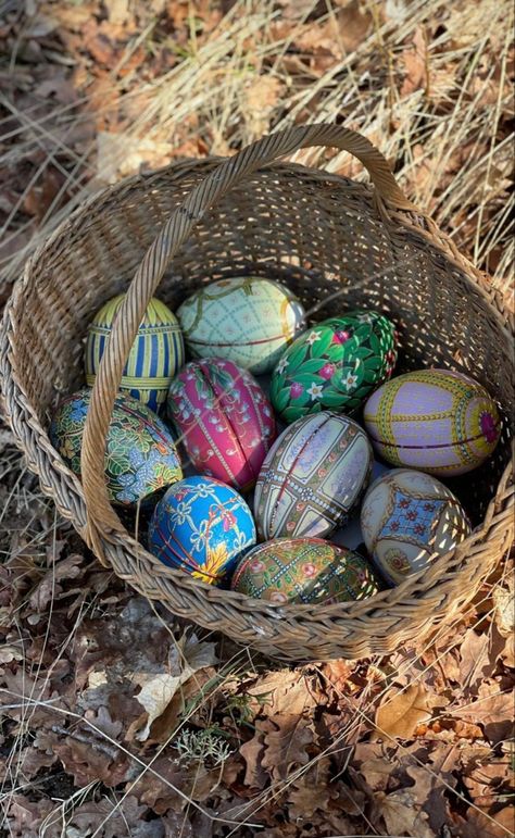 Toy Basket, Lets Celebrate, Easter Baskets, Happy Easter, Easter Bunny, Beautiful Nature, Easter Eggs, Egg, Easter