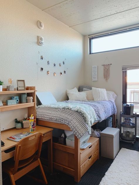 Dbu Dorm Room, College Dorm Layout Ideas, Roommate Dorm Ideas, Dorm Room Simple Minimalist, Roommate Dorm Room Ideas, College Essentials Aesthetic, Byu Dorm Room Ideas, Dorm Desk Inspiration, Suite Dorm Room Ideas