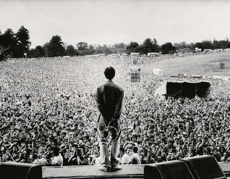 you can tell it's Liam because he has his beloved tambourine and his hands are behind his back haha Oasis Live, Concert Crowd, Oasis Band, Liam And Noel, Itazura Na Kiss, Noel Gallagher, Liam Gallagher, History Pictures, Music Concert