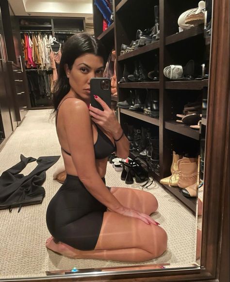 Kourtney Kardashian 2018, Kourtney Kardashion, Kardashian Show, Kourtney Kardashian Style, Sister Poses, Mode Zara, Travis Barker, Long Time Friends, Keeping Up With The Kardashians