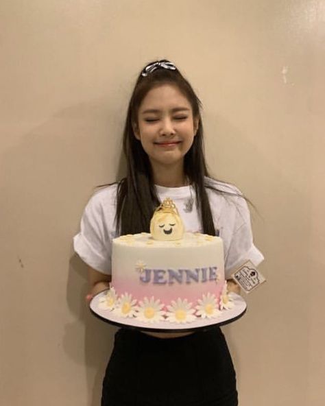 BLACKPINK JENNIE on Instagram: “When is your birthday?🎂 #JENNIE#BLACKPINK” Trajes Kylie Jenner, Blackpink Wallpaper, Blackpink Members, Jennie Kim Blackpink, Blackpink And Bts, Blackpink Photos, Birthday Photoshoot, Cute Cakes, Blackpink Fashion