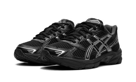 The ASICS Gel-1130 “Black/Pure Silver” is a sleek and stylish colorway of the popular retro running shoe.  The ASICS Gel-1130 debuted in 2008 and is part of the Y2K sneaker trend inspired by retro runners made with mesh and synthetic leather.  On the “Black/Pure Silver” colorway, the shoe features a versatile design with a black open mesh construction and metallic silver synthetic leather overlays.  “ASICS” and “Gel-1130” branding can be found on the mesh tongue.  Underfoot, a techy-looking midsole with the brand’s signature Gel cushioning technology provides all-day comfort.  Release date: May 31, 2023 Asics Shoes Black, Black Asics Outfit, Asics Black Sneakers, Asics 1130, Black Designer Shoes, Y2k Sneakers, Asics Gel 1130, Black Asics, Senior Szn